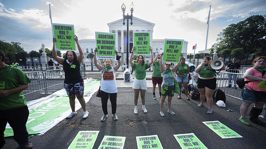 Protest za právo na potrat před budovou Nejvyššího soudu Spojených států amerických (13. června 2022)