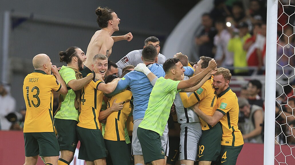 Fotbalisté Austrálie oslavují postup na mistrovství světa, který si zajistili...