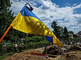 Poh�eb ukrajinského vojáka v U�horodu (15. �ervna 2022)