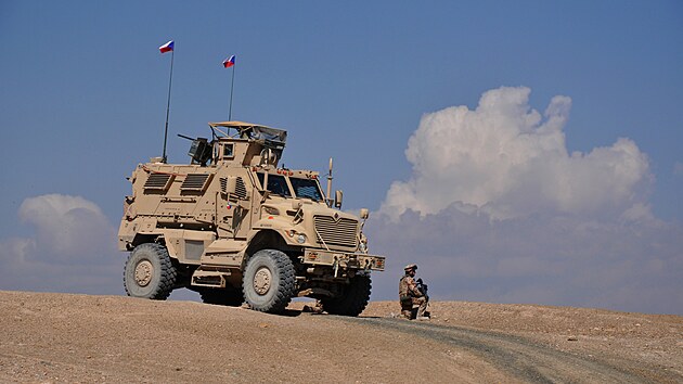 Afghánistán, provincie Lógar. Český voják střeží civilní část rekonstrukčního týmu při obhlídce rozvojových projektů.