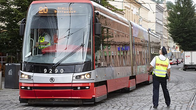 Na kiovatce na Andlu strhla tramvaj veden a zpsobila dopravn problmy. (13. ervna 2022)