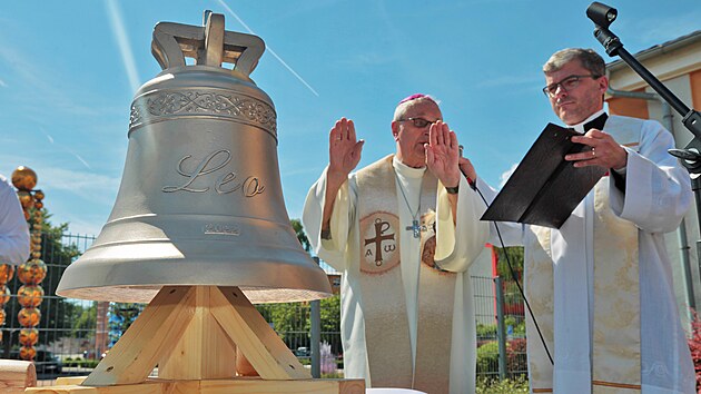Slavností křest zvonu Leo v karlovarské sklárně Moser. Požehnal mu emeritní plzeňský biskup František Radkovský. (15. června 2022)