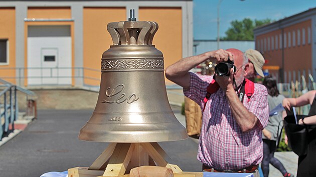 Slavností křest zvonu Leo v karlovarské sklárně Moser. (15. června 2022)