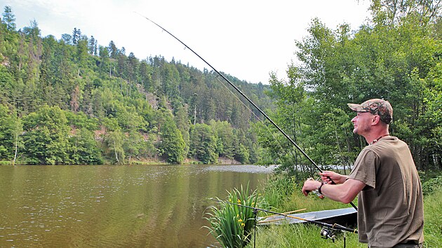 Začala sezona dravých ryb. Rybáři při lovu na březích údolní nádrže Březová, na snímku Petr Sekerák. (16. června 2022)
