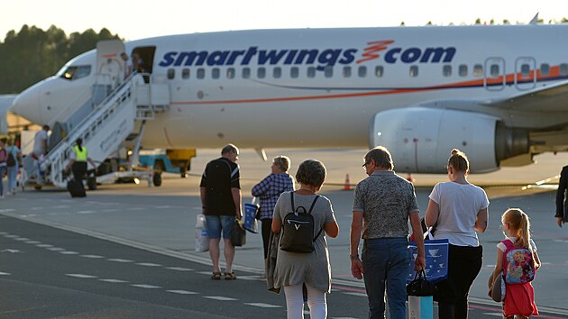 Cestuj�c� nastupuj� do letadla pravideln� linky mezi leti�t�m v Karlov�ch Varech a tureckou Antaly�. (15. �ervna 2022)