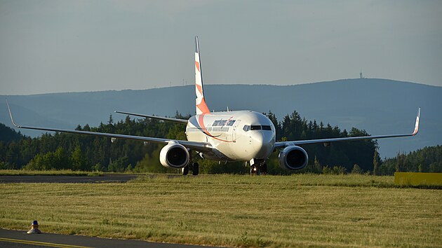 Letadlo pravideln linky z tureck Antalye pistlo na letiti v Karlovch Varech. (15. ervna 2022)