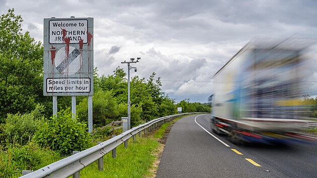 Nkladn vz projd pobl severoirsk hranice u msta Newry (14. ervna 2022)