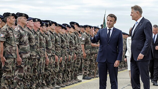 Emmanuel Macron na vojensk zkladn Mihaila Kogalniceanua s rumunskm prezidentem Klausem Iohannisem (15. ervna 2022)