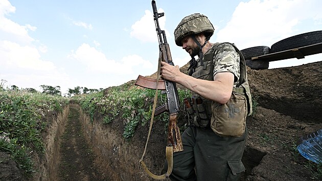 Dvaaticetiletý ukrajinský voják Petro v zákopu u Chersonu (12. ervna 2022)