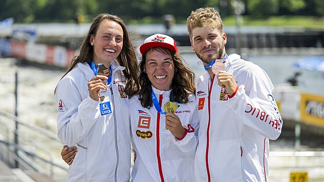 Martina Satkov, Tereza Fierov a Luk Rohan pzuj s medailemi ze Svtovho pohru v prask Troji.