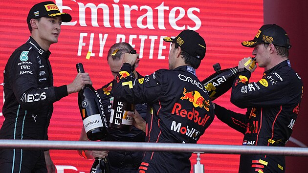 George Russel (vlevo) a Sergio Pérez (uprostřed) na pódiu s vítězem Maxem Verstappenem.