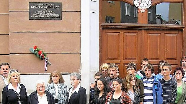 Pamětní deska vedle vchodu do školy Boženy Němcové v Přerově