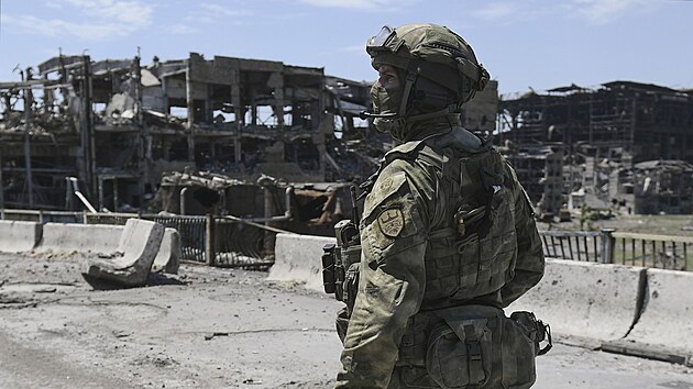 Rusk vojk prochz hutnm komplexem Azovstal v Mariupolu. (13. ervna 2022)