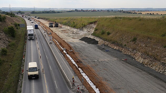 Zkapacitn�n� lounsk�ho obchvatu na �ty�proudou d�lnici.