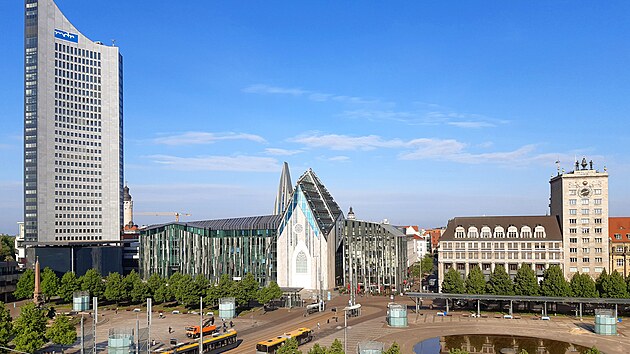 Bývalý univerzitní mrakodrap a pohled na Augusteum, kde se konají univerzitní slavnosti. Augusteum v roce 2012 nahradilo gotický kostel zbořený komunisty. Architekt van Egeraat pro něj navrhl okno v podobě vyosené růžice.
