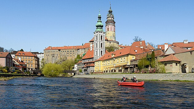 Oblben cl pch i vodk. esk Krumlov se potk s bytkem zahraninch turist. Ty esk lk ale stle.