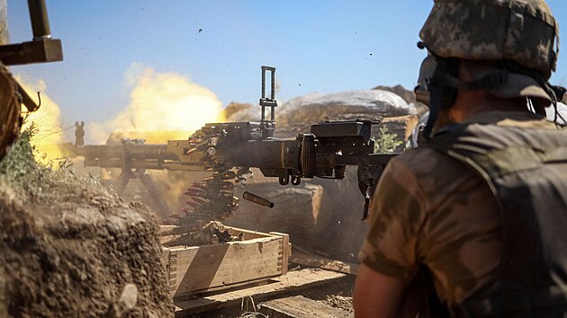 Ukrajinský voják střílí z kulometu v přední linii během ruského útoku na Ukrajinu. (10 června 2022)