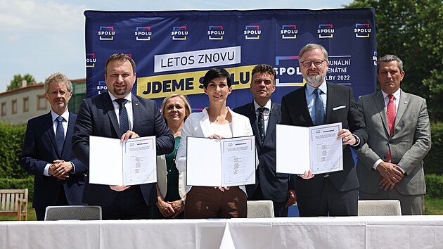 Lídři stran Spolu podepisují ve Valdštejnské zahradě u Senátu volební spolupráci. Na snímku zleva Marian Jurečka (KDU-ČSL), Markéta Pekarová Adamová (TOP 09) a Petr Fiala (ODS). (14. června 2022)