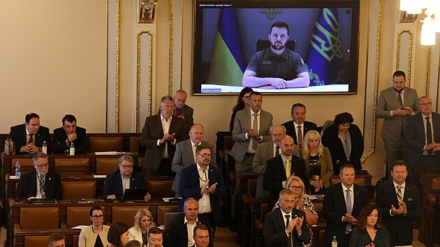 Ukrajinsk prezident Ukrajinsk prezident Volodymyr Zelenskyj promluvil na dlku ped eskmi poslanci a sentory. (15. ervna 2022)
