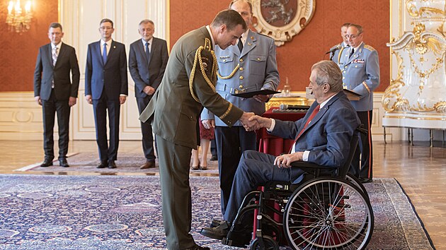 Prezident Milo Zeman jmenoval na Praskm hrad Karla ehku nelnkem generlnho tbu. ehka ve funkci nahrad generla Alee Opatu (15. ervna 2022)