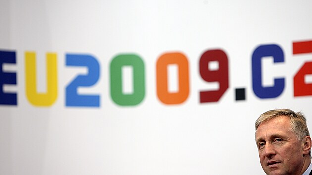 Mirek Topolnek a logo pedchozho eskho pedsednictv EU2009.cz