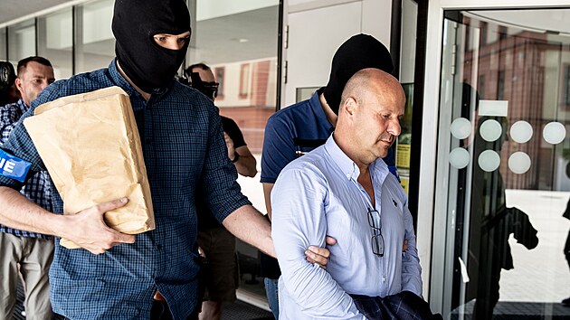 Policist pivdj bvalho nmstka praskho primtora Petra Hlubuka (STAN) k soudu, kter rozhodoval o vazb pro obvinn v kauze korupce v praskm dopravnm podniku. (17. ervna 2022)