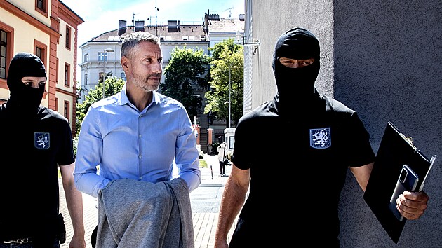 Policisté přivádějí Michala Redla na k soudu, který rozhodoval o vazbě pro obviněné v kauze korupce v pražském dopravním podniku. (17. června 2022)
