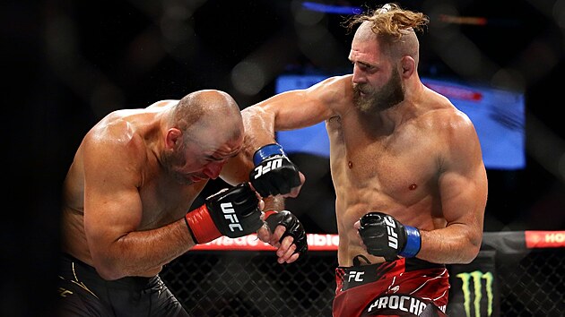 Český zápasník Jiří Procházka bojuje s Brazilcem Gloverem Teixeirou v zápase o titul v polotěžké váze během akce UFC 275 v Singapuru. (12. června 2022)