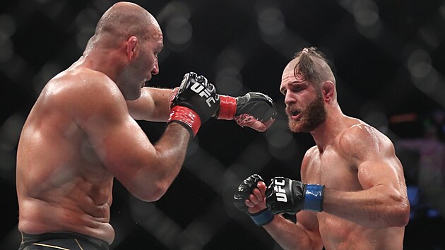 esk zpasnk Ji Prochzka porazil Brazilce Glovera Teixeiru v zpase o titul v polotk vze UFC 275. (12. ervna 2022)
