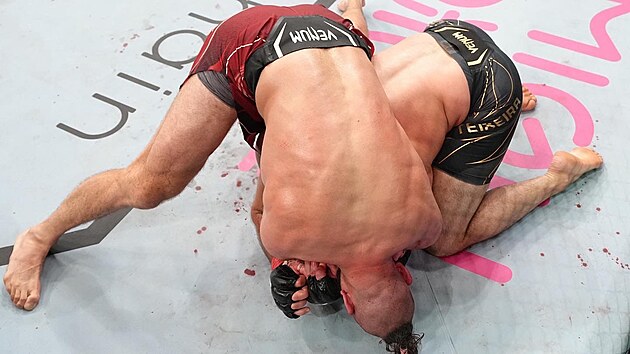 Český zápasník Jiří Procházka porazil Brazilce Glovera Teixeiru v zápase o titul v polotěžké váze UFC 275. (12. června 2022)