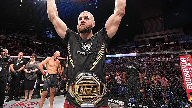 Nov ampion UFC Ji Prochzka. V bitv o titul polotk vhy porazil Brazilce Glovera Teixeiru. (12. ervna 2022)