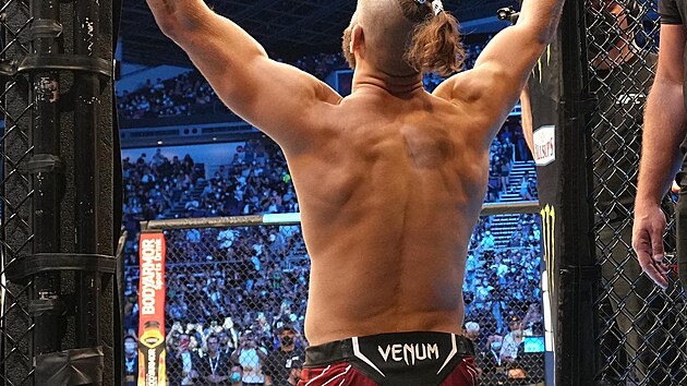 Český zápasník Jiří Procházka porazil Brazilce Glovera Teixeiru v zápase o titul v polotěžké váze UFC 275. (12. června 2022)