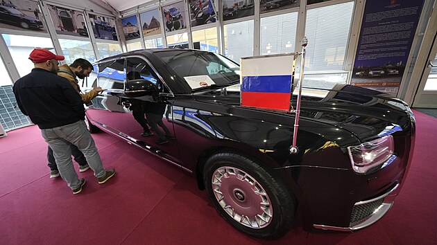 Kopie ruské prezidentské limuzíny Aurus na Petrohradském ekonomickém fóru. (15. června 2022)