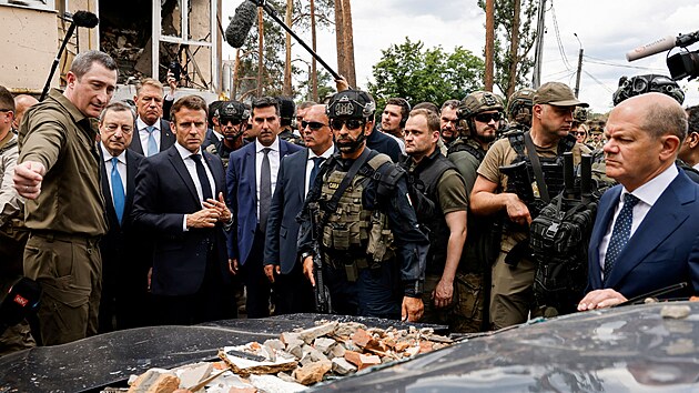 Francouzsk� prezident Emmanuel Macron, italsk� premi�r Mario Draghi, n�meck� kancl�� Olaf Scholz a rumunsk� prezident Klaus Iohannis p�i n�v�t�v� v�lkou zni�en�ho m�sta Irpi�. (16. �ervna 2022)