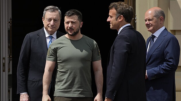 Francouzsk prezident Emmanuel Macron, italsk premir Mario Draghi a nmeck kancl Olaf Scholz se v Kyjev setkali s ukrajinskm prezidentem Volodymyrem Zelenskm. (16. ervna 2022)
