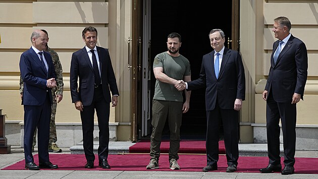 Scholz, Macron, Draghi a Iohannis se v Kyjev seli s ukrajinskm prezidentem Zelenskm. (16. ervna 2022)