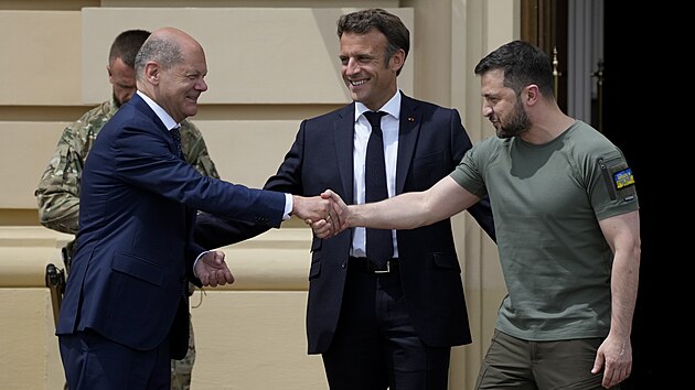 Nmeck kancl Olaf Scholz si podv ruku s ukrajinskm prezidentem Zelenskm. (16. ervna 2022)