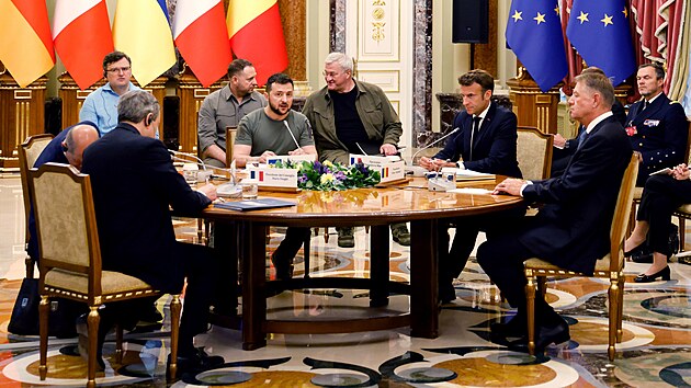 Ukrajinský prezident Zelenskyj na schůzce s francouzským a rumunským prezidentem, italským premiérem a německým kancléřem v Mariinském paláci v Kyjevě. (16. června 2022)