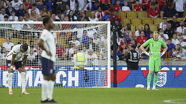 Anglický brankář Aaron Ramsdale stojí s rukama v bok po třetím inkasovaném gólu od Maďarska.