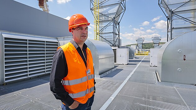 Vzduchotechnika na střeše továrny Continental Barum. Na snímku Ladislav Blažek z oddělení investiční výstavby. (červen 2022)