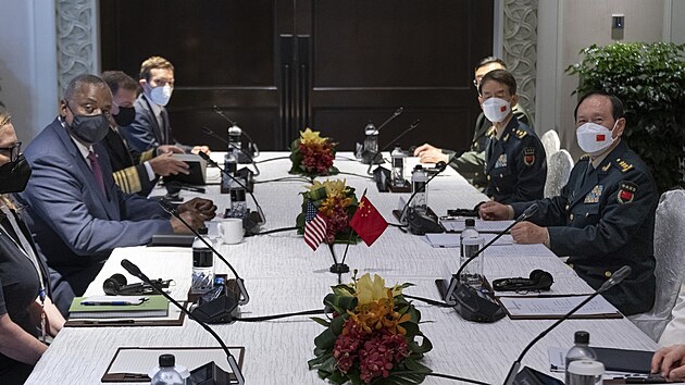 Šéf Pentagonu Lloyd Austin s čínským ministrem obrany Wej Feng-chem na 19. konferenci dialogu Šangri-La v Singapuru. (10. června 2022)