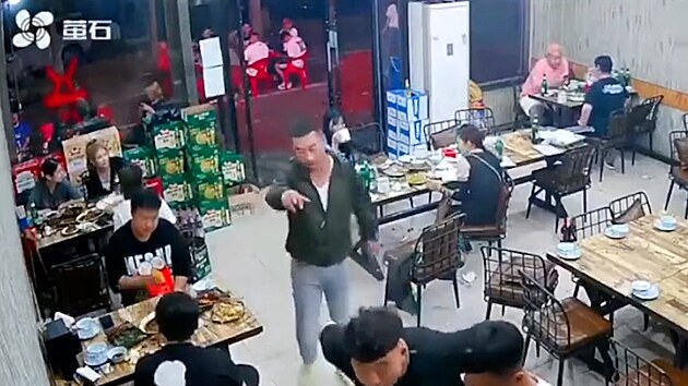 Videozbry brutlnho napaden tveice nskch en skupinou gangster v restauraci (13. ervna 2022)