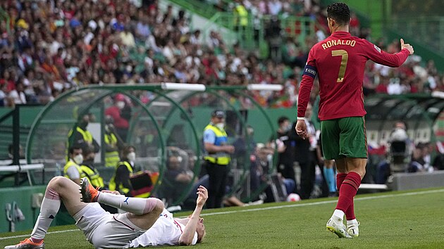 Portugalsk kapitn Cristiano Ronaldo po lutm faulu na Vclava Jemelku. Omlouval se na vechny strany.
