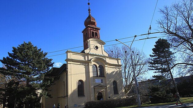 Kostel svatých Janů stojí ve Smetanových sadech v Opavě.