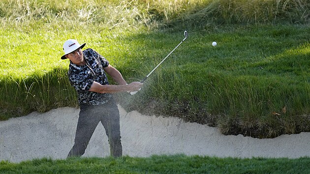 Joel Dahmen a jeho bunkershot na dest jamce ve druhm kole US Open.