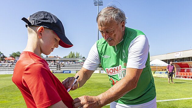 Antonn Panenka se podepisuje na dres mladho pznivce.