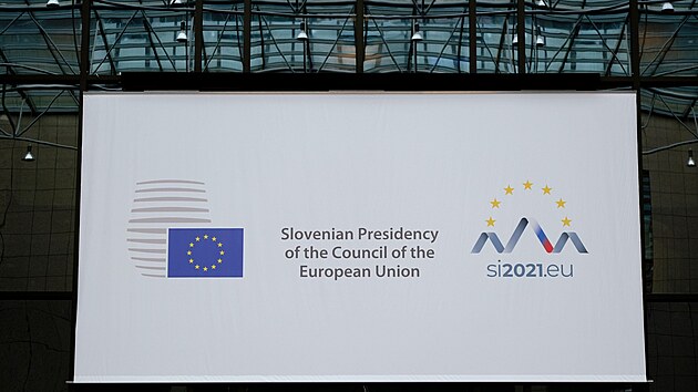 Logo slovinskho pedsednictv Rad Evropsk unie (vpravo, 1. ervence 2021)