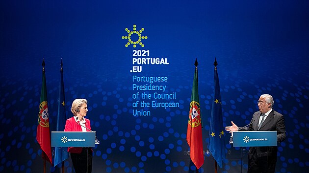 Pedsedkyn Evropsk komise Ursula von der Leyenov a premir Portugalska Antnio Costa. Za zdy maj logo portugalskho pedsednictv Rad Evropsk unie. (15. ledna 2021)