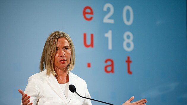 Logo rakouskho pedsednictv Rad Evropsk unie. Na snmku je tehdej fka evropsk diplomacie Federica Mogheriniov. (31. srpna 2018)