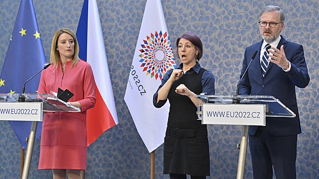 Premiér Petr Fiala a předsedkyně Evropského parlamentu Roberta Metsolaová na tiskové konferenci po společné schůzce (16. června 2022)
